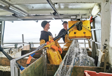 Pêcheurs à bord d'un fileyeur, en phase de test du filet biodégradable et recyclable