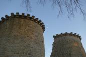 Les tours Guillaume à Saint-Valéry-sur-Somme, deux tours rondes massives appelées « Porte du Haut » ou « Porte Jeanne d’Arc » en souvenir de son passage en décembre 1430, sont l'un des vestiges les plus anciens de la Ville.