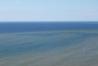 Mélange de deux masse d’eau sous forme d’une gyre. La masse d’eau brune est plus côtière que la masse d’eau bleue. Le phénomène semble dû à la présence, à proximité, du fort de L’Heurt et de son platier rocheux.