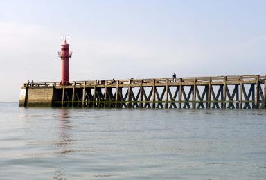 Le phare de la jetée Nord dans le port de Boulogne-sur-mer