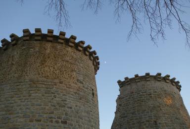 Les tours Guillaume à Saint-Valéry-sur-Somme, deux tours rondes massives appelées « Porte du Haut » ou « Porte Jeanne d’Arc » en souvenir de son passage en décembre 1430, sont l'un des vestiges les plus anciens de la Ville.