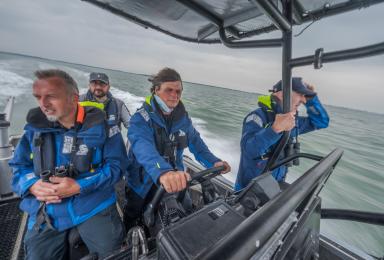 Inspecteurs de l'environnement à bord du navire du Parc naturel marin pour l'opération de lutte contre le dérangement des phoques